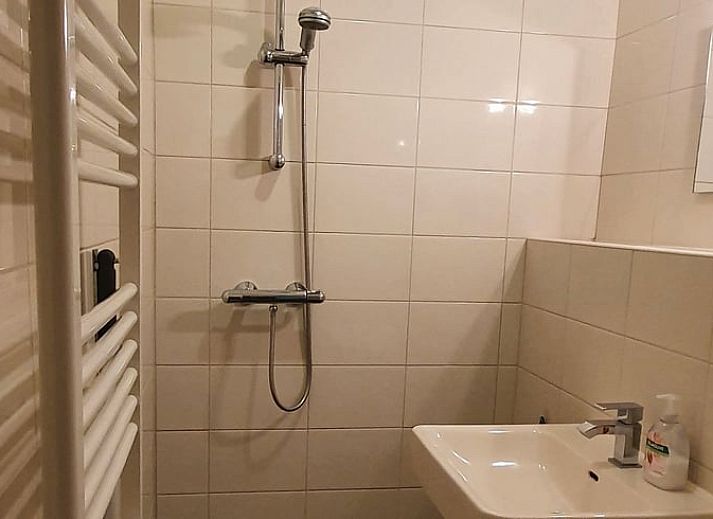 Beleuchtete Abendstimmung im Huisje in Stegeren, Ferienhaus in Vechtstreek, Overijssel, mit stimmungsvollem Aussenbereich.