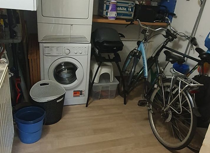 Sitzecke auf der Terrasse von Huisje in Stegeren, Ferienhaus in Vechtstreek, Overijssel, umgeben von gruener Natur.