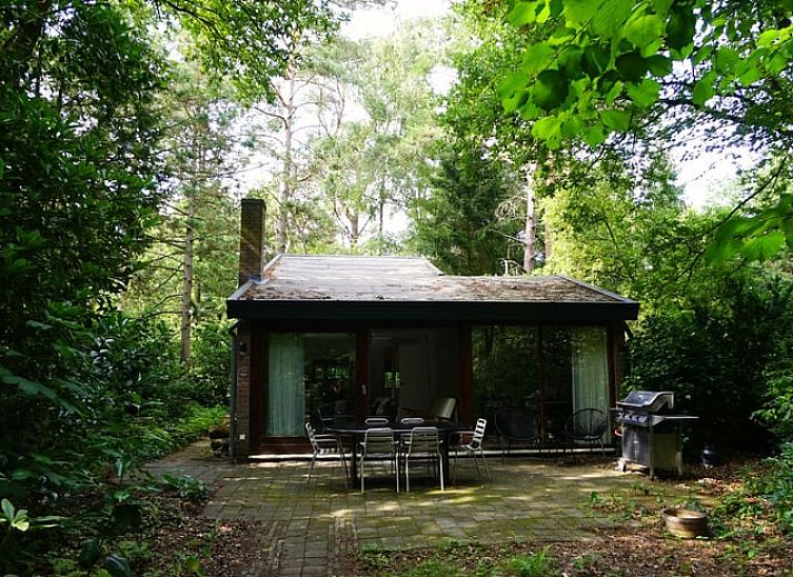 Gezellige woonkamer van Vakantiehuisje in Stegeren, Vechtstreek, Overijssel met uitzicht op de groene tuin.