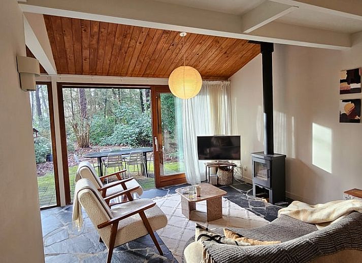 Gezellige woonkamer van Vakantiehuisje in Stegeren, Vechtstreek, Overijssel met uitzicht op de groene tuin.