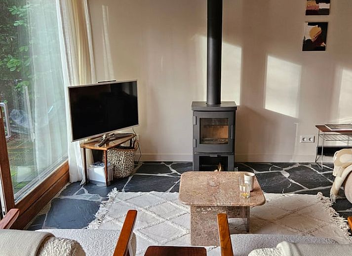 Gezellige woonkamer van Vakantiehuisje in Stegeren, Vechtstreek, Overijssel met uitzicht op de groene tuin.