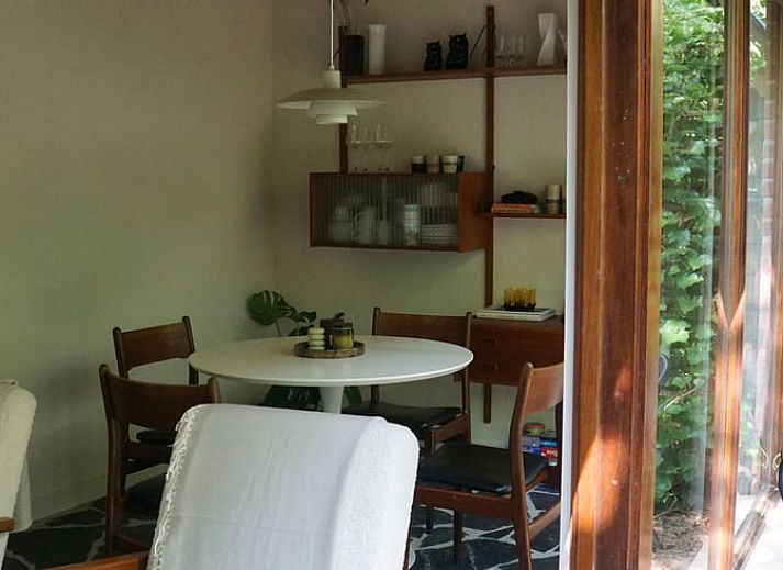 Buitenterras van Vakantiehuisje in Stegeren, omringd door natuur in Vechtstreek, Overijssel.