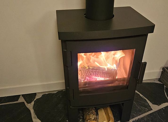 Knusse zithoek met houtkachel in Vakantiehuisje in Stegeren, Vechtstreek, Overijssel.