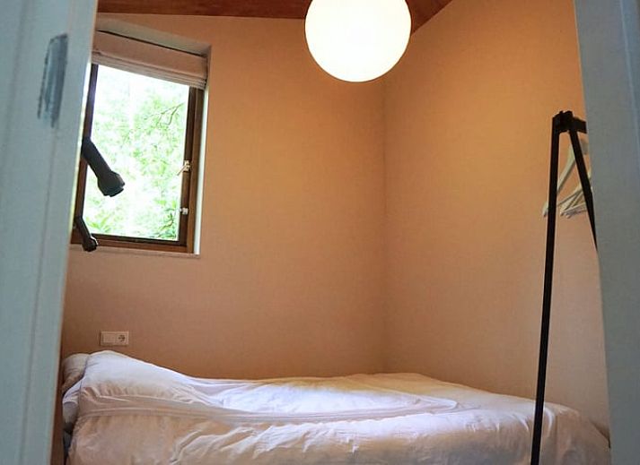 Moderne woonkamer met TV en kachel in Vakantiehuisje in Stegeren, Vechtstreek, Overijssel.