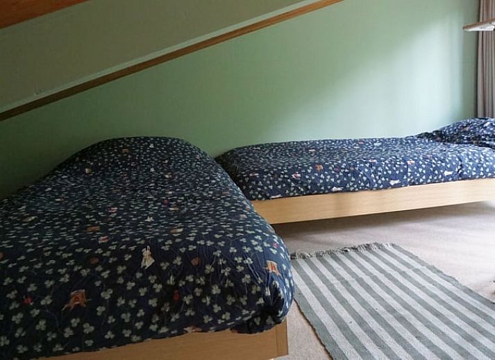 Moderne woonkamer met TV en kachel in Vakantiehuisje in Stegeren, Vechtstreek, Overijssel.