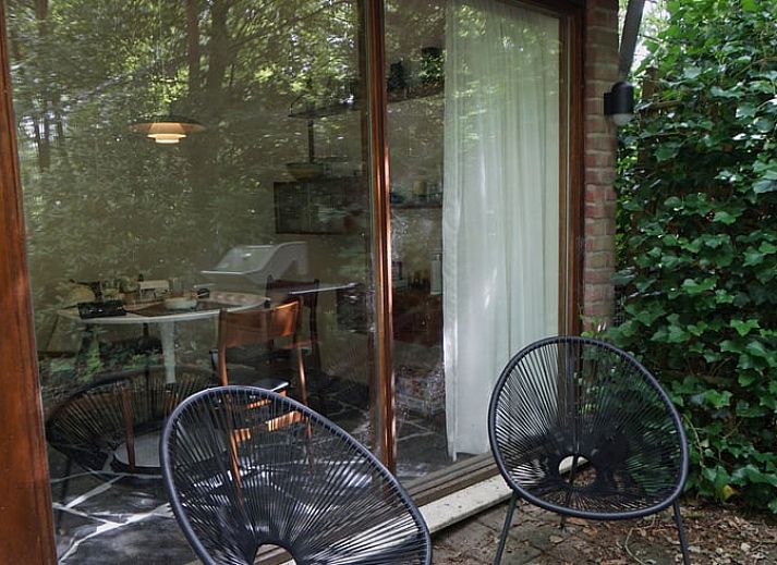 Moderne woonkamer met TV en kachel in Vakantiehuisje in Stegeren, Vechtstreek, Overijssel.