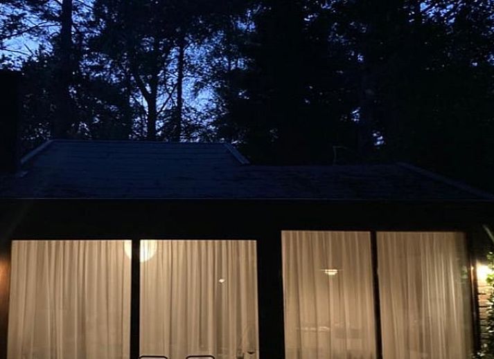 Zonnige hoek met bijzettafel in Vakantiehuisje in Stegeren, Vechtstreek, Overijssel.