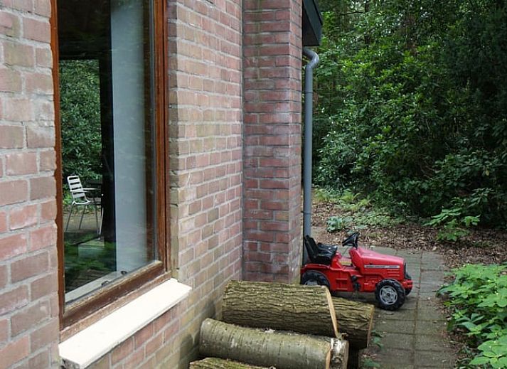 Zonnige hoek met bijzettafel in Vakantiehuisje in Stegeren, Vechtstreek, Overijssel.