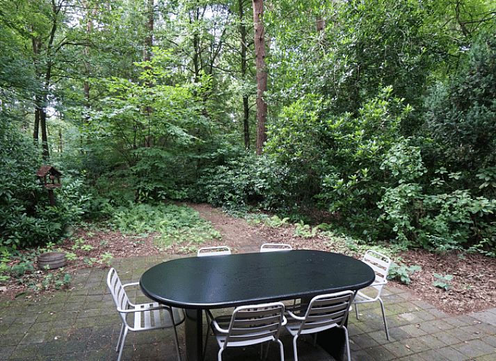 Zonnige hoek met bijzettafel in Vakantiehuisje in Stegeren, Vechtstreek, Overijssel.