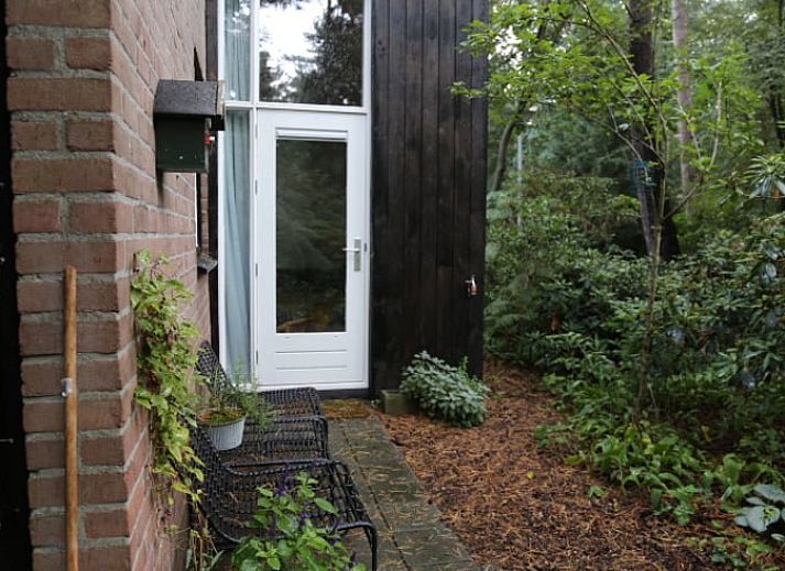 Rustikaler Eingang zum Ferienhaus in Stegeren, Overijssel mit schoenen Blumen und Gruenpflanzen.
