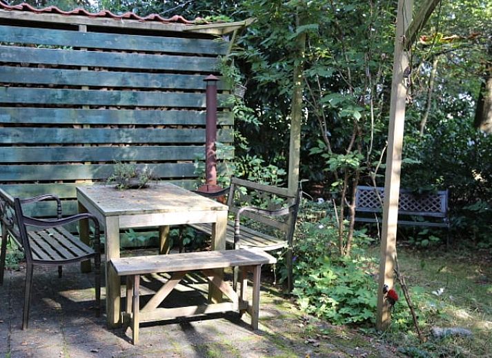 Rustikaler Eingang zum Ferienhaus in Stegeren, Overijssel mit schoenen Blumen und Gruenpflanzen.