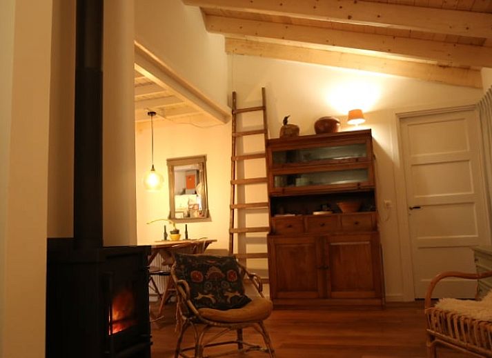 Picknicktisch im Garten des Ferienhauses in Stegeren, Overijssel, umgeben von bunten Blumen.