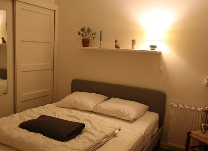 Picknicktisch im Garten des Ferienhauses in Stegeren, Overijssel, umgeben von bunten Blumen.