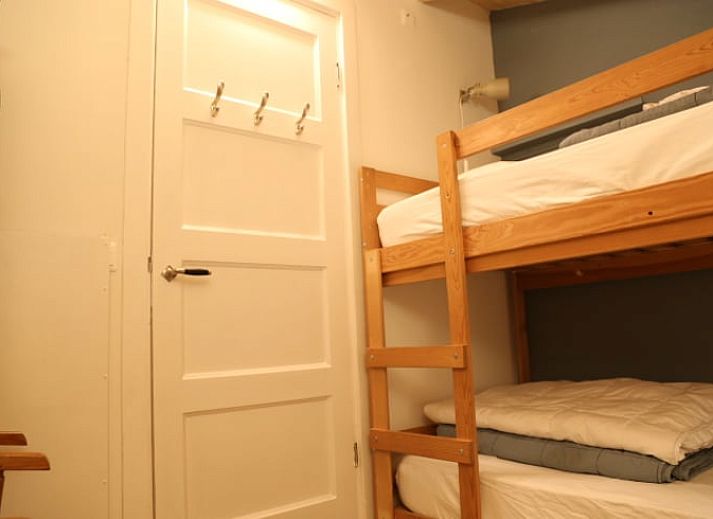 Picknicktisch im Garten des Ferienhauses in Stegeren, Overijssel, umgeben von bunten Blumen.