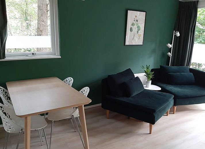 Das Ferienhaus in Stegeren liegt in der gruenen Natur der Region Vecht, Overijssel, und bietet einen ruhigen Rueckzugsort in einem bewaldeten Gebiet.