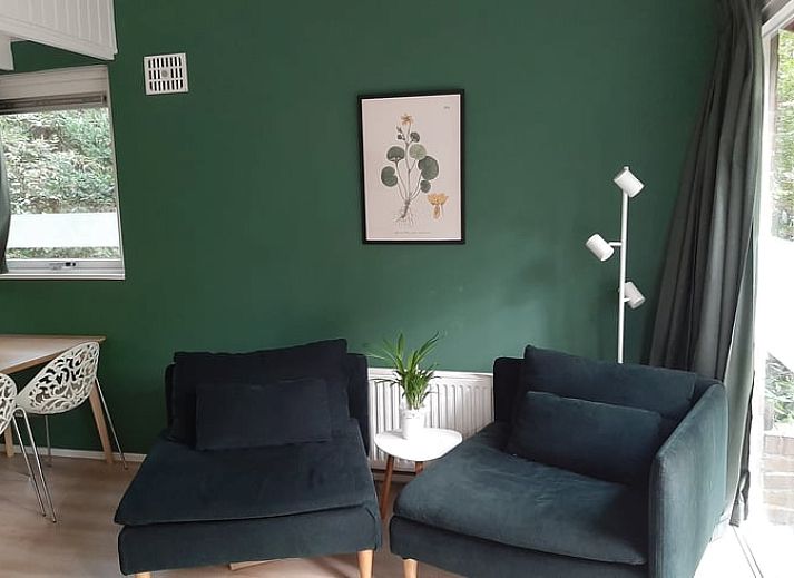 Das Ferienhaus in Stegeren liegt in der gruenen Natur der Region Vecht, Overijssel, und bietet einen ruhigen Rueckzugsort in einem bewaldeten Gebiet.