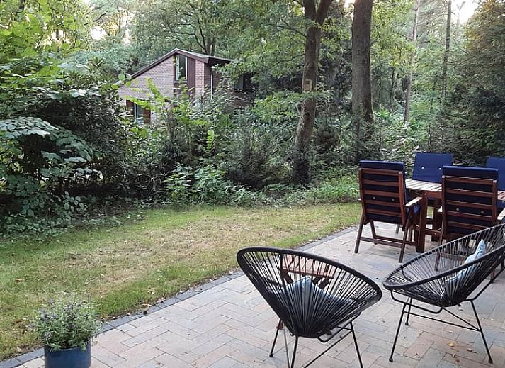 Geniessen Sie die Terrasse des Ferienhauses in Stegeren, Vechtstreek, Overijssel, mit bequemen Stuehlen und einem gemuetlichen Tisch.