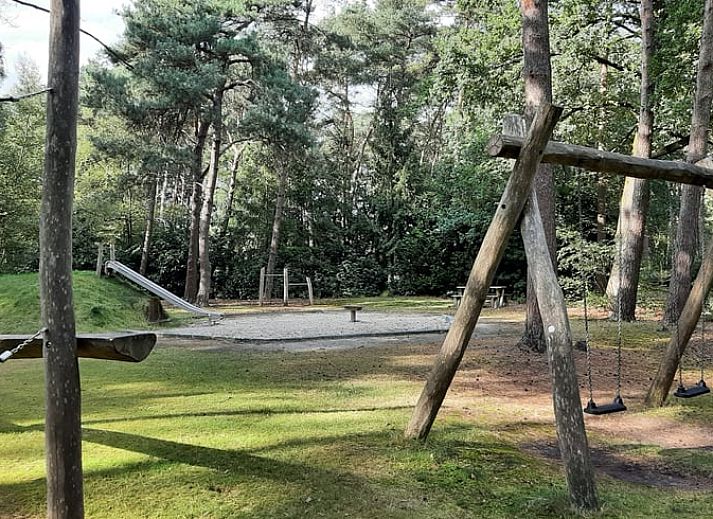 Geniessen Sie die Terrasse des Ferienhauses in Stegeren, Vechtstreek, Overijssel, mit bequemen Stuehlen und einem gemuetlichen Tisch.