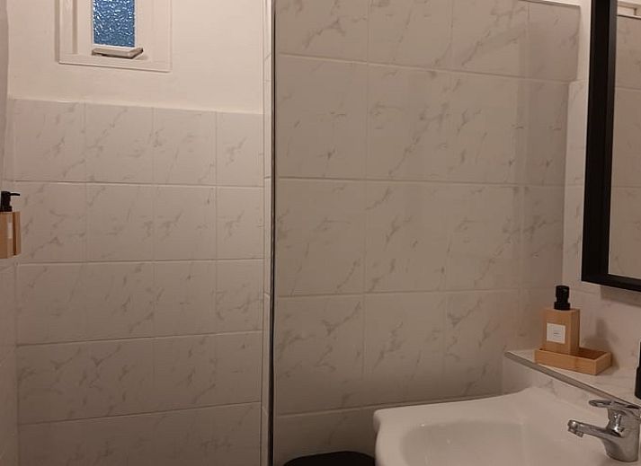 Geniessen Sie die Terrasse des Ferienhauses in Stegeren, Vechtstreek, Overijssel, mit bequemen Stuehlen und einem gemuetlichen Tisch.