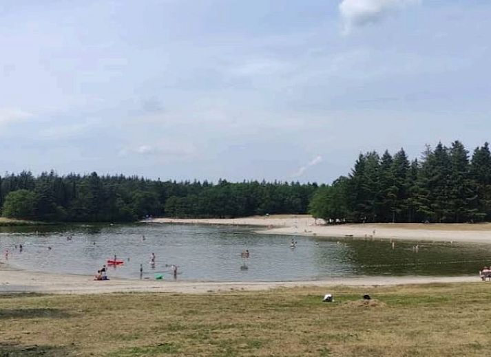 Moderne Kueche im Ferienhaus in Stegeren, Vechtstreek, Overijssel mit Mikrowelle und Kaffeemaschine.