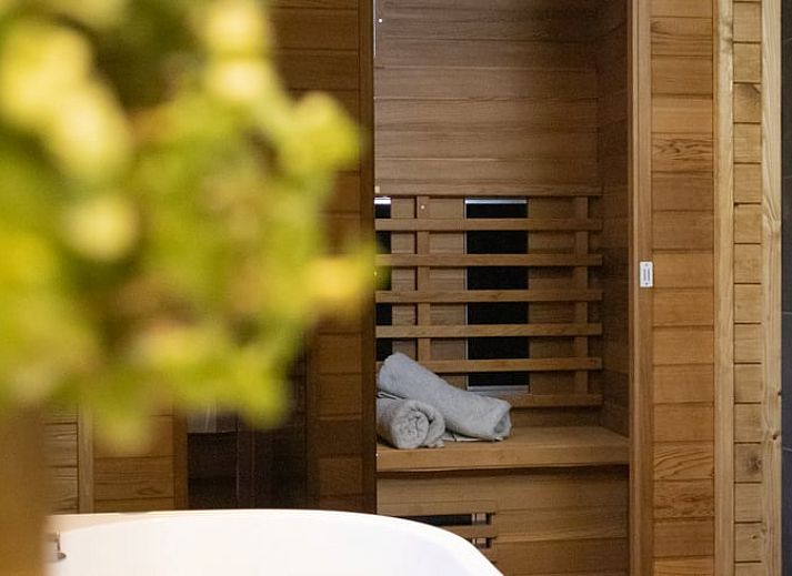 Exterior of Holiday home in Bruchterveld, Vecht region, Overijssel surrounded by green nature and tranquility.