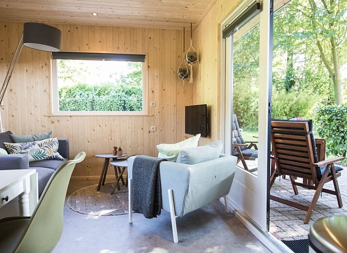 Gezellige woonkamer in Vakantiehuis in Bruchterveld, Vechtstreek, Overijssel met uitzicht op de tuin.