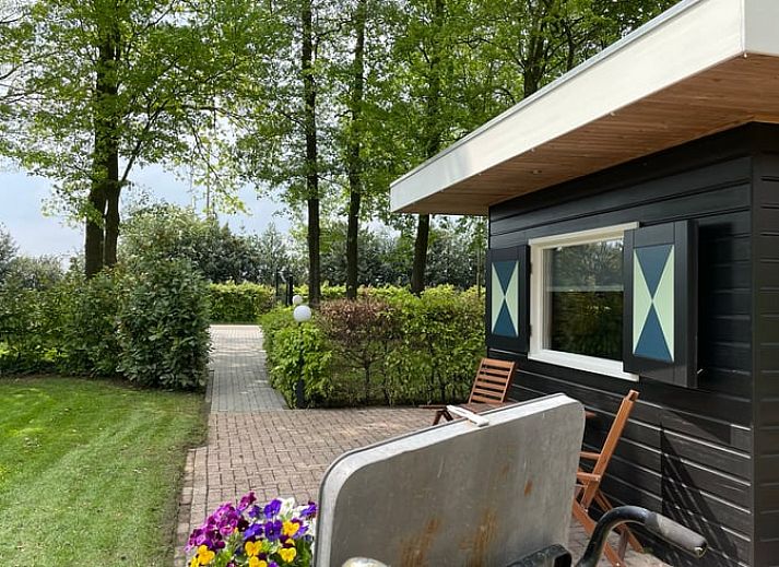 Gezellige woonkamer in Vakantiehuis in Bruchterveld, Vechtstreek, Overijssel met uitzicht op de tuin.