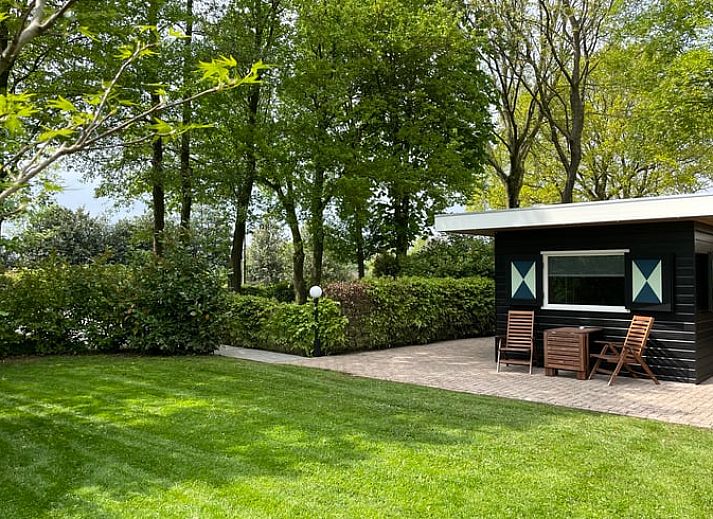 Gezellige woonkamer in Vakantiehuis in Bruchterveld, Vechtstreek, Overijssel met uitzicht op de tuin.