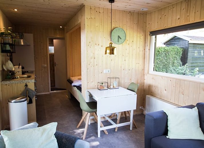 Gezellige woonkamer in Vakantiehuis in Bruchterveld, Vechtstreek, Overijssel met uitzicht op de tuin.