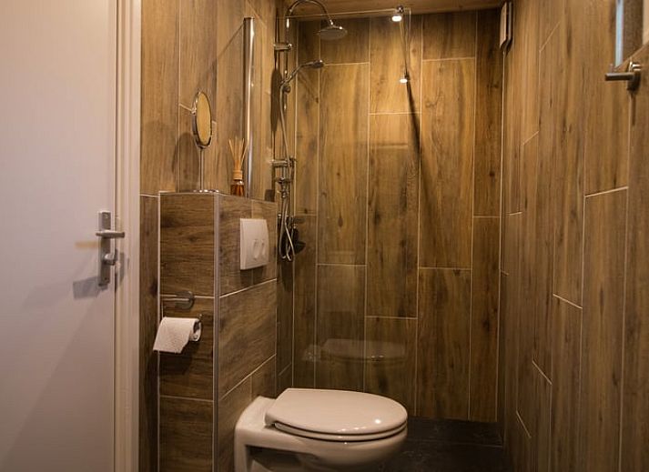 Buitenzijde van Vakantiehuis in Bruchterveld, omgeven door groen in Vechtstreek, Overijssel.