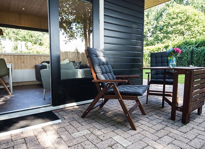 Zonnig terras bij Vakantiehuis in Bruchterveld, ideaal voor ontspanning in Vechtstreek, Overijssel.