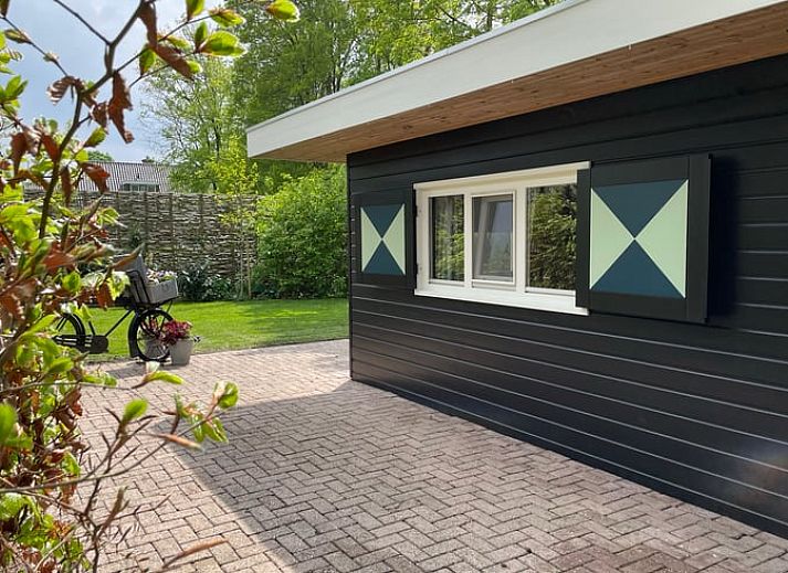 Zonnig terras bij Vakantiehuis in Bruchterveld, ideaal voor ontspanning in Vechtstreek, Overijssel.