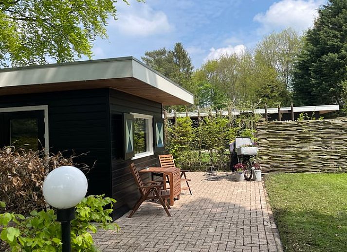 Zonnig terras bij Vakantiehuis in Bruchterveld, ideaal voor ontspanning in Vechtstreek, Overijssel.