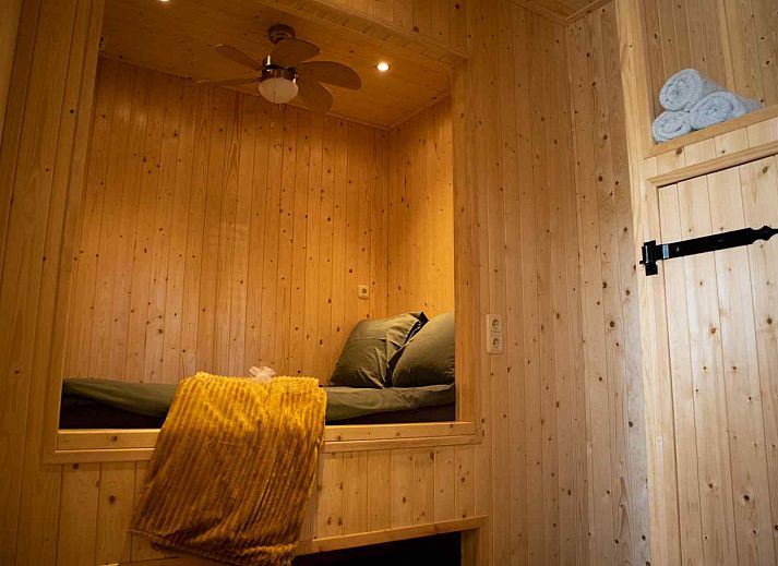 Terras met ligstoelen bij OV527 vakantieaccommodatie in Bruchterveld, Overijssel.