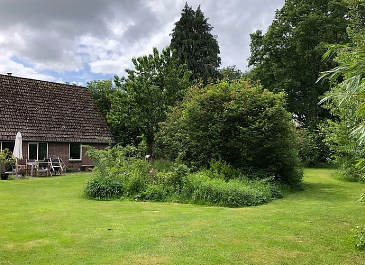 Rustiek Vakantiehuisje in Den Velde omgeven door groen in de Vechtstreek, Overijssel, met charmant terras en weelderige tuin.