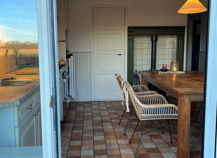 Rustiek Vakantiehuisje in Den Velde omgeven door groen in de Vechtstreek, Overijssel, met charmant terras en weelderige tuin.