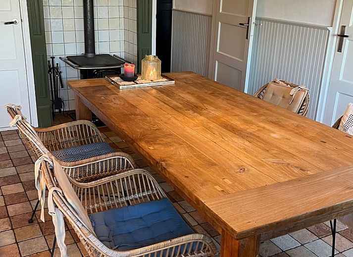 Rustiek Vakantiehuisje in Den Velde omgeven door groen in de Vechtstreek, Overijssel, met charmant terras en weelderige tuin.