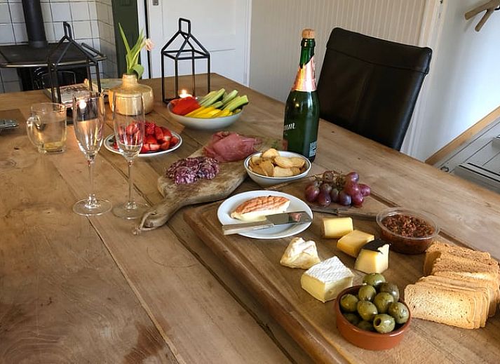 Gezellige eetruimte in Vakantiehuisje in Den Velde, Overijssel, met uitzicht op de Vechtstreek en een warme, landelijke sfeer.