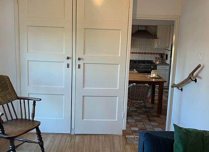 Gezellige eetruimte in Vakantiehuisje in Den Velde, Overijssel, met uitzicht op de Vechtstreek en een warme, landelijke sfeer.