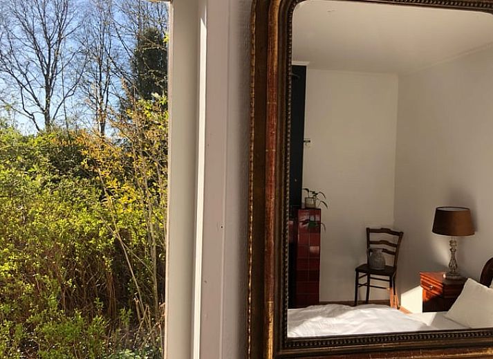 Gezellige eetruimte in Vakantiehuisje in Den Velde, Overijssel, met uitzicht op de Vechtstreek en een warme, landelijke sfeer.