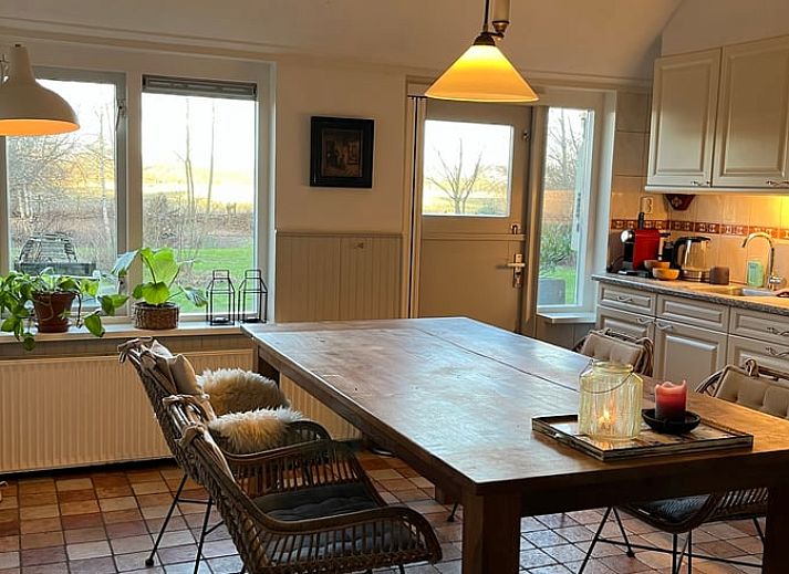Gezellige eetkamer in Vakantiehuisje in Den Velde, Overijssel, met rustieke houten tafel en sfeervolle inrichting in de Vechtstreek.