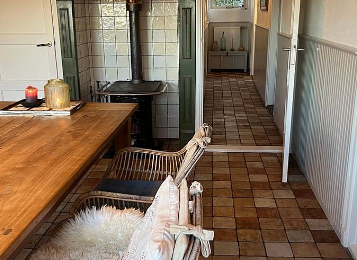 Gezellige keuken in Vakantiehuisje in Den Velde, Vechtstreek, Overijssel met houten eettafel en ruime kookfaciliteiten.