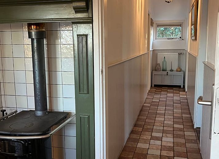 Gezellige keuken in Vakantiehuisje in Den Velde, Vechtstreek, Overijssel met houten eettafel en ruime kookfaciliteiten.