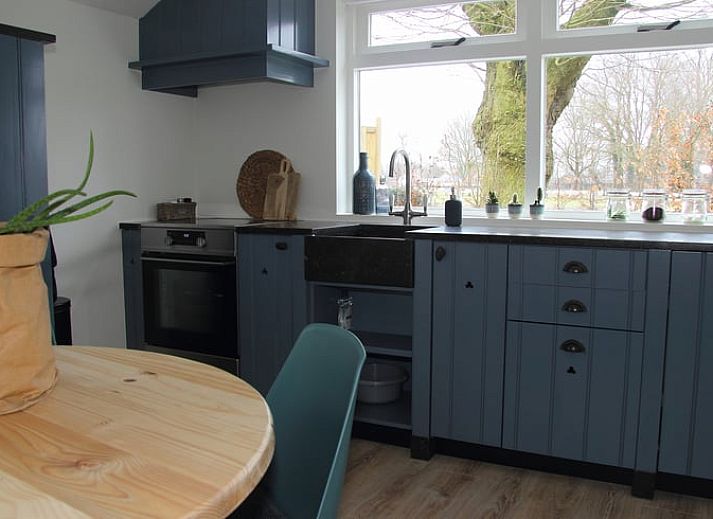 Rustikale Umgebung im Ferienhaus in Lemelerveld, Overijssel, mit weidenden Schafen und gruener Natur in der Region Vecht.