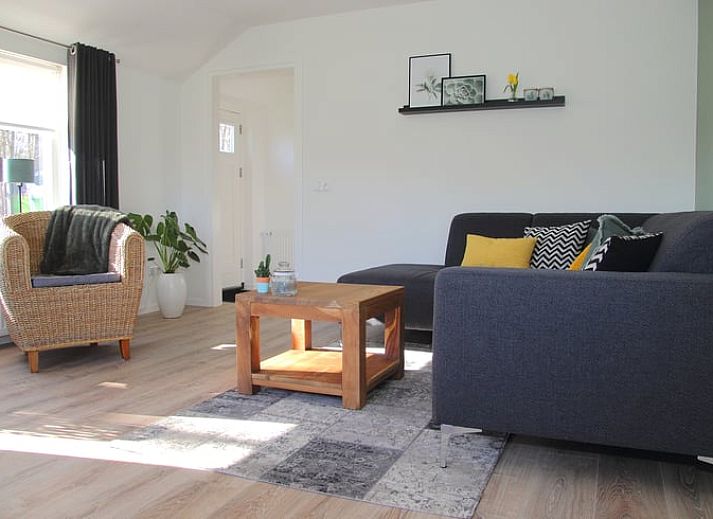 Gemuetliches Ferienhaus in Lemelerveld, umgeben von Baeumen in der Region Vecht, Overijssel, ideal fuer Naturliebhaber.