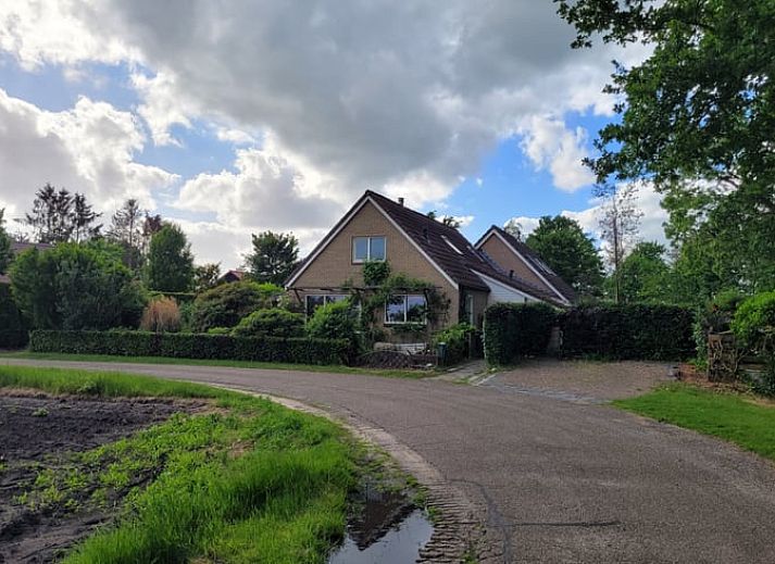 Geniessen Sie den sonnigen Garten des Ferienhauses in De Krim, das in der Region Vecht in Overijssel liegt.