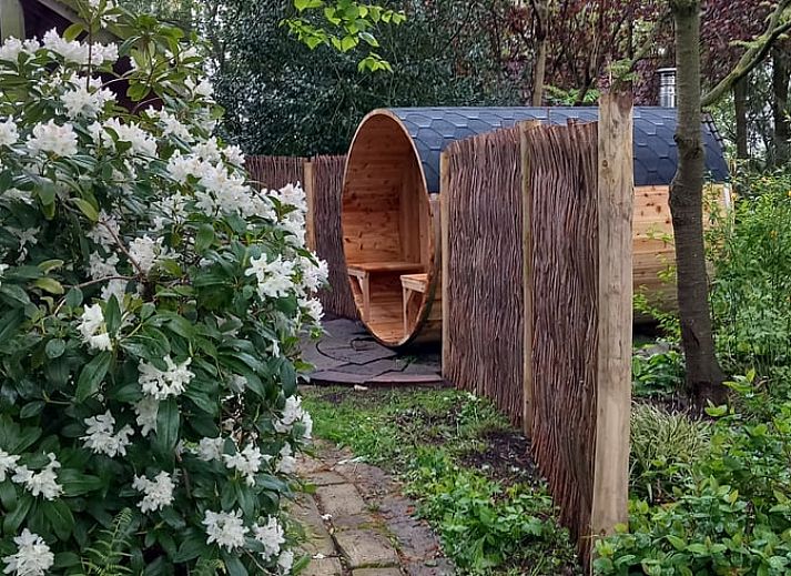 Geniessen Sie den sonnigen Garten des Ferienhauses in De Krim, das in der Region Vecht in Overijssel liegt.