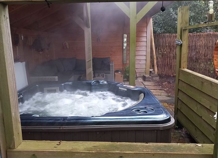 Geniessen Sie den sonnigen Garten des Ferienhauses in De Krim, das in der Region Vecht in Overijssel liegt.