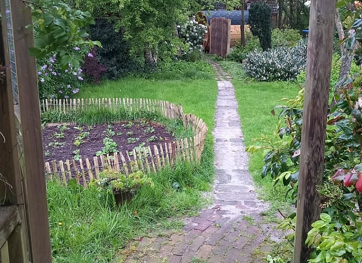Attraktives Zimmer im Dachgeschoss eines Ferienhauses in De Krim, Vechtstreek, Overijssel, mit Dachfenster.