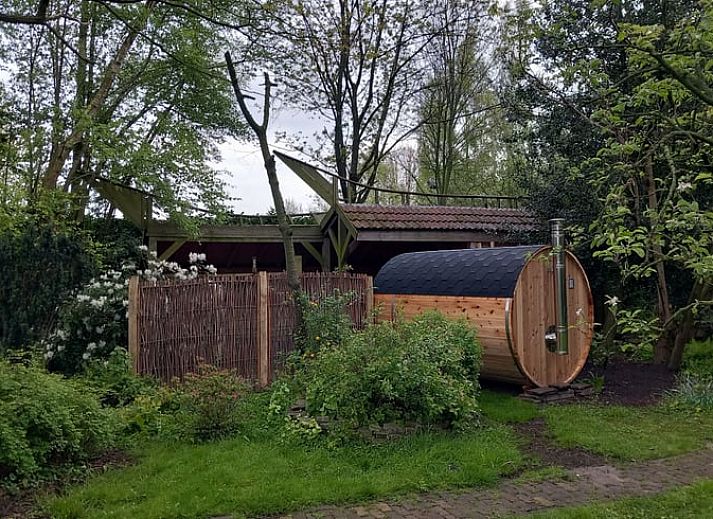Attraktives Zimmer im Dachgeschoss eines Ferienhauses in De Krim, Vechtstreek, Overijssel, mit Dachfenster.